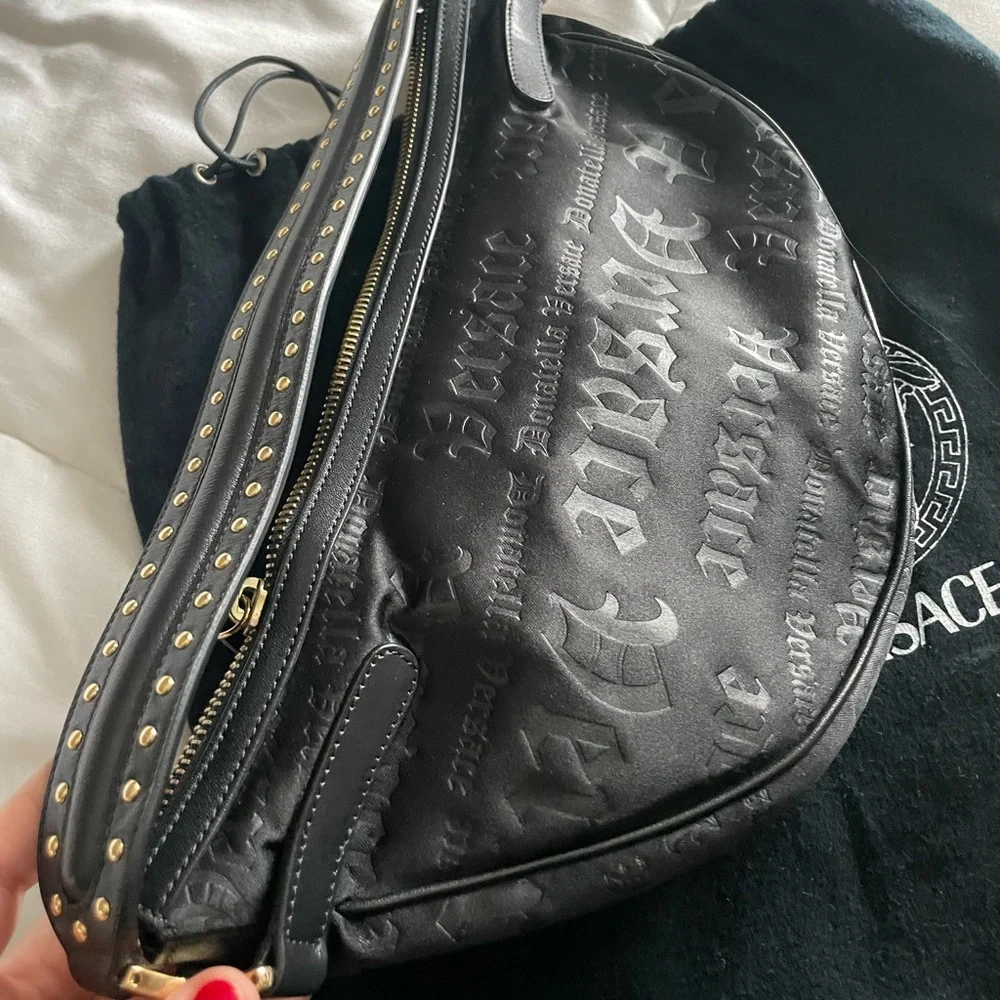 Versace half moon shoulder bag black with studs vintage 90’s - Picture 7 of 16